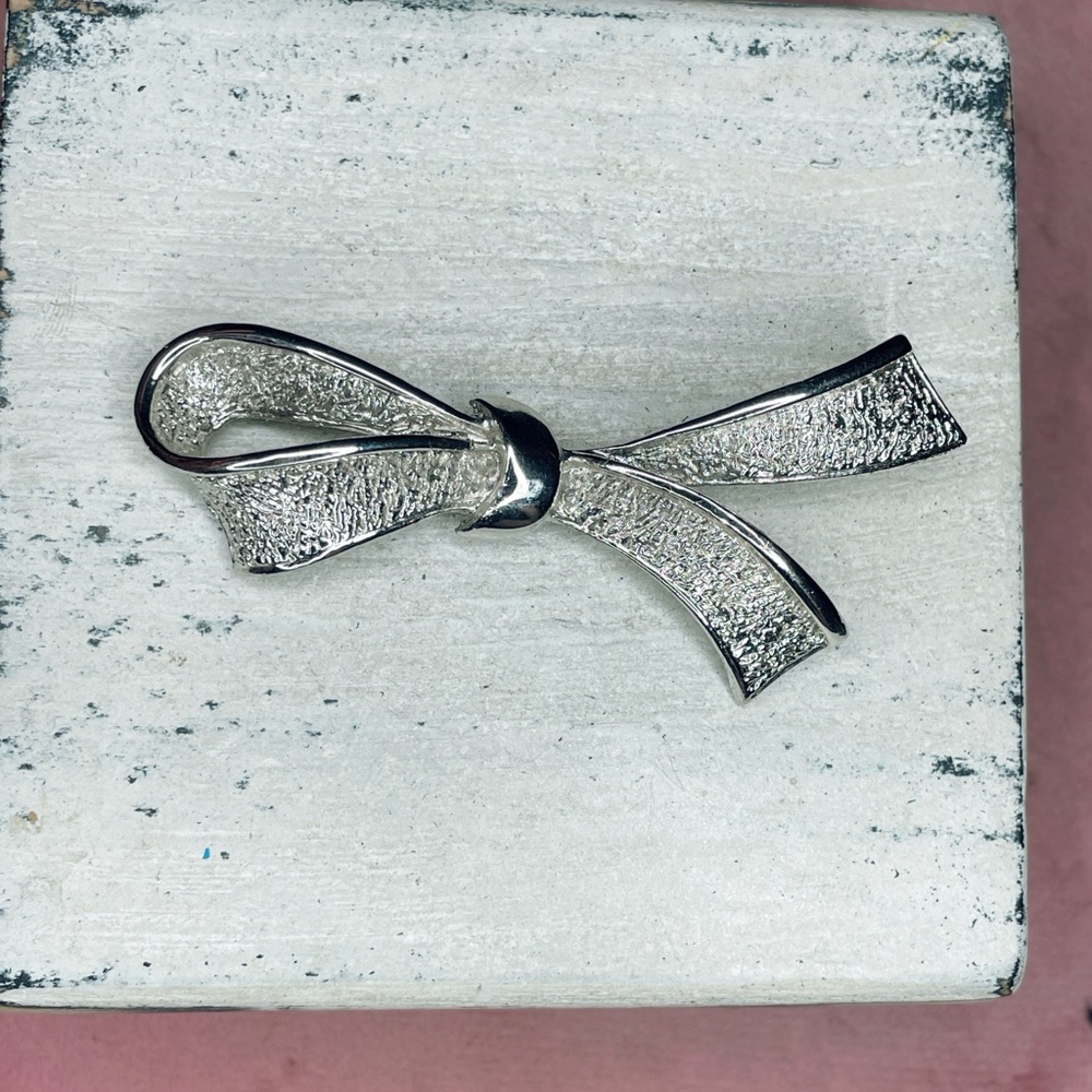 381. Vintage Silvertone Bow Brooch